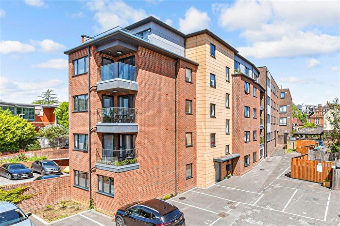 1 Bedroom Flat For Sale In Bridge Street, Leatherhead, Surrey, KT22