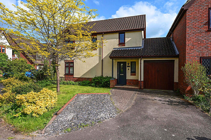 3 Bedroom Link Detached House For Sale In Waterhouse Mead, College Town, GU47
