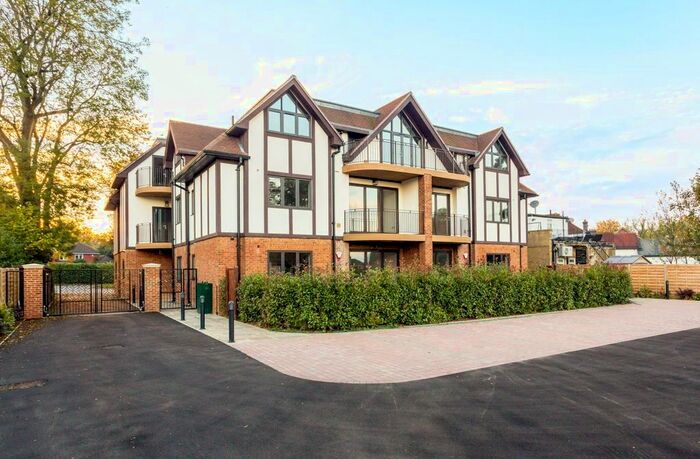 2 Bedroom Flat To Rent In The Crescent, Station Road, Woldingham, Caterham, CR3