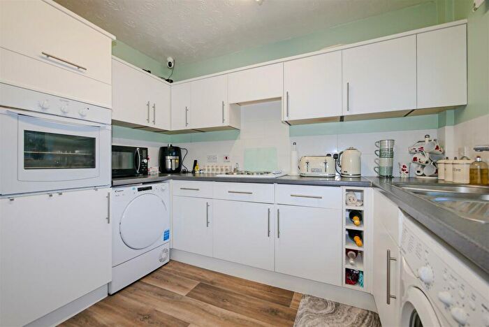 2 Bedroom Bungalow For Sale In Chiltern Close, Benson, OX10