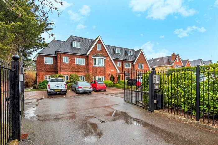 2 Bedroom Flat To Rent In The Fairway, Shoppenhangers Road, Maidenhead SL6