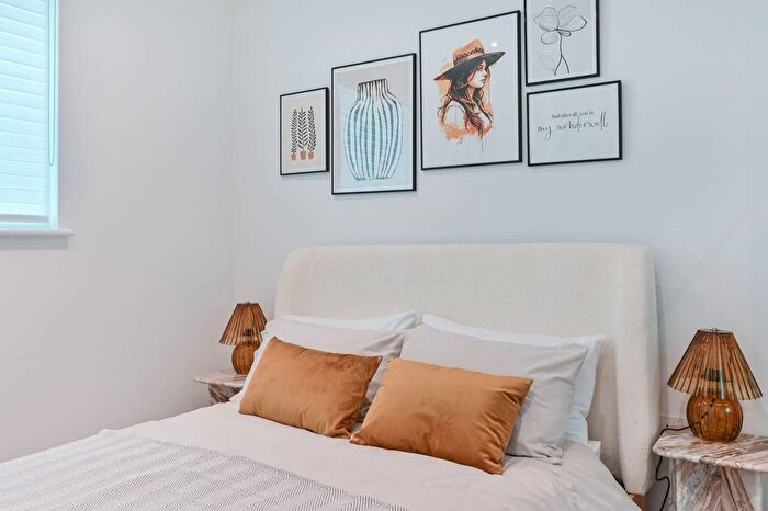 2 Bedroom Flat To Rent In Wandle Place, Earlsfield, Wimbledon, SW18