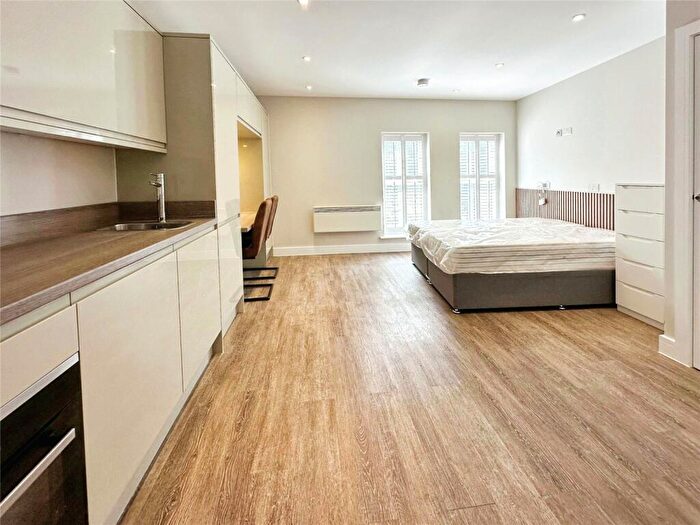 Flat To Rent In Canute Road, Southampton, Hampshire, SO14