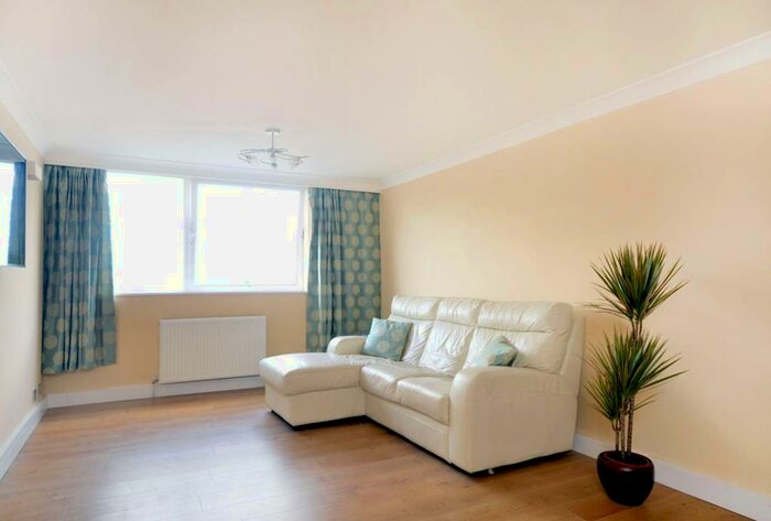 2 Bedroom Flat To Rent In Eastgate Gardens, Guildford, GU1