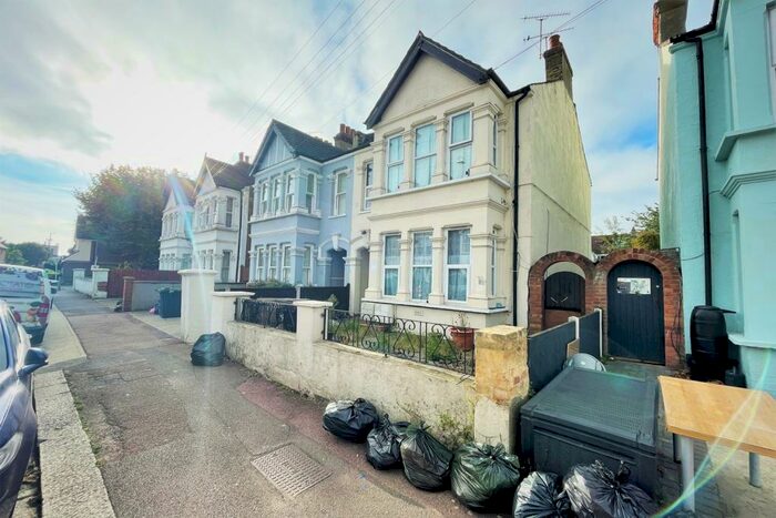 Flat To Rent In Claremont Road, Essex, SS0