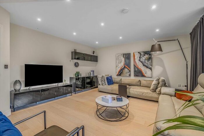 3 Bedroom Flat To Rent In King Street, London, W6