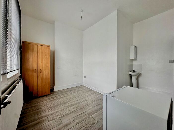 1 Bedroom Studio To Rent In Pitcairn Road, Mitcham, CR4