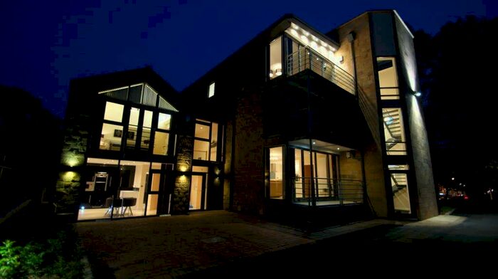 2 Bedroom Flat To Rent In Park Avenue, Roundhay, Leeds, LS8