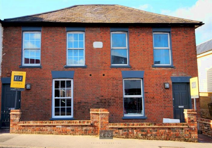 2 Bedroom Cottage To Rent In Church Hill, Loughton, IG10