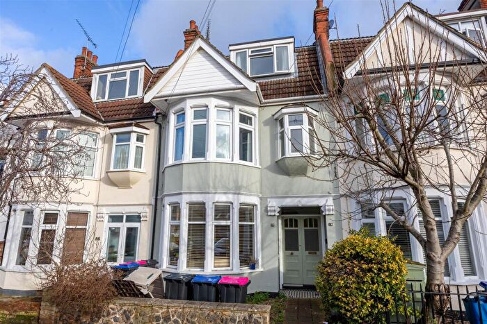 3 Bedroom Flat To Rent In Torquay Drive, Leigh-On-Sea, SS9