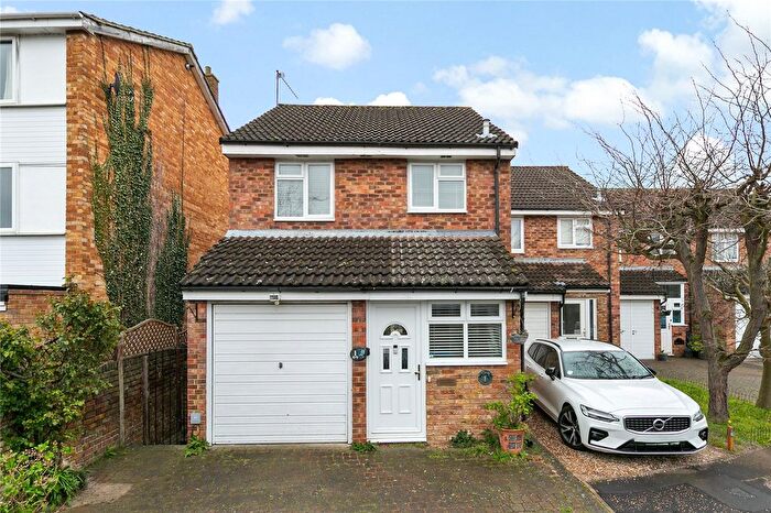 3 Bedroom End Terrace House For Sale In Jeffs Close, Hampton, TW12