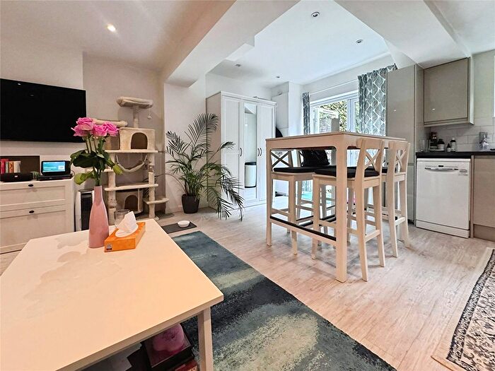 1 Bedroom Flat To Rent In Hopgood Street, London, W12