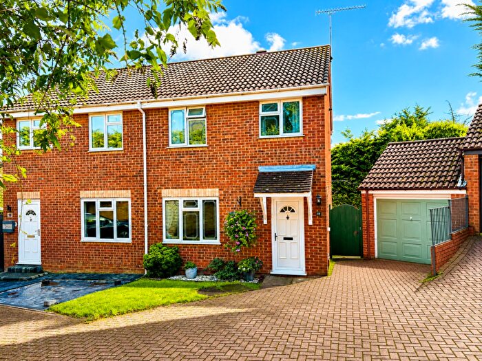 3 Bedroom Semi-Detached House For Sale In Chatsworth Gardens, Hockley, Essex, SS5