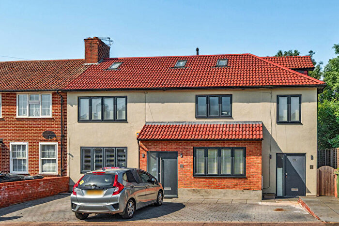 3 Bedroom Apartment For Sale In Framlingham Crescent, London, SE9