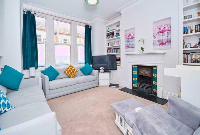 2 Bedroom Flat To Rent In Hazelbourne Road, London, SW12