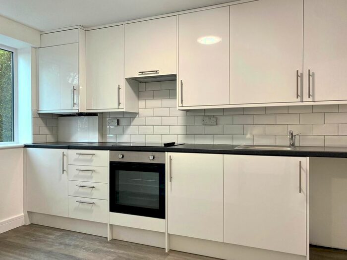 2 Bedroom Flat To Rent In Maidstone Road, Bounds Green, N11