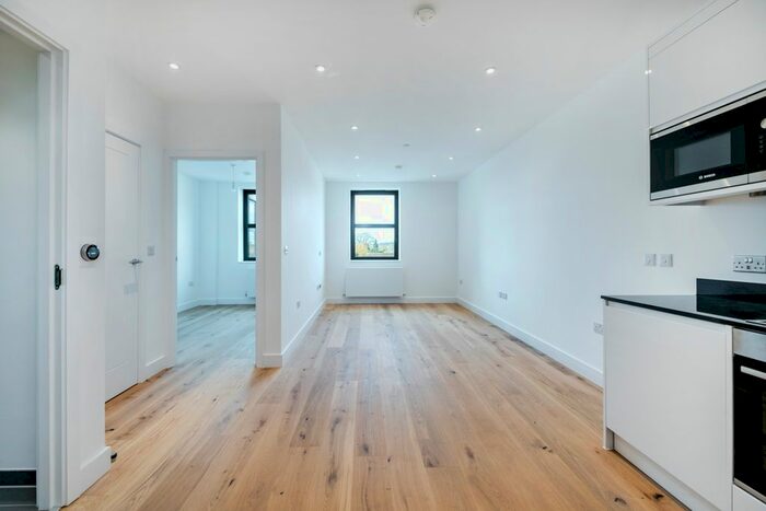 1 Bedroom Flat To Rent In Bridge Road, Surrey, KT16