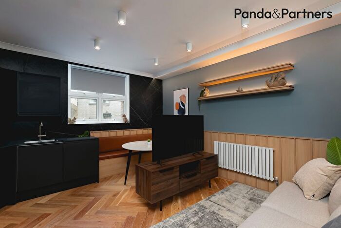 3 Bedroom Flat To Rent In Kenway Road, Earl's Court, London, SW5