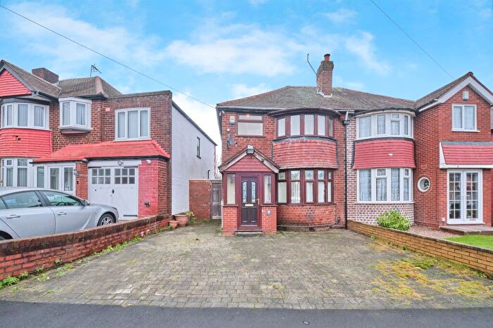 3 Bedroom Semi Detached House For Sale In Waddington Avenue, Birmingham, B43