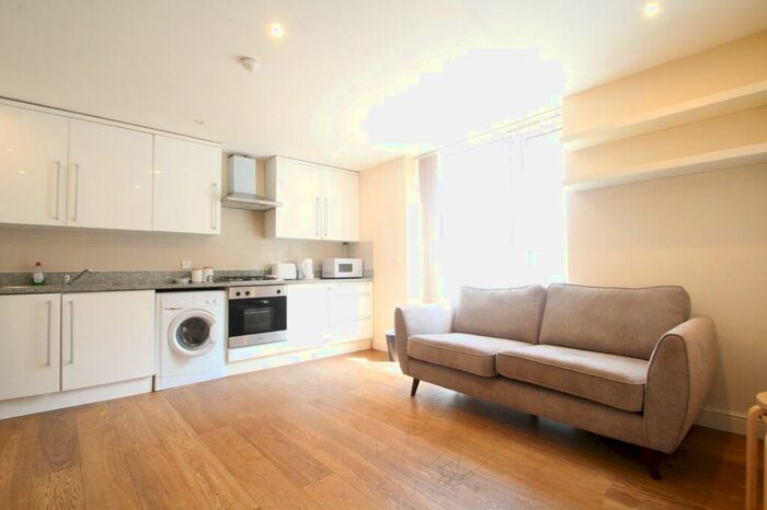2 Bedroom Apartment To Rent In High Street, Crouch End, London, N8