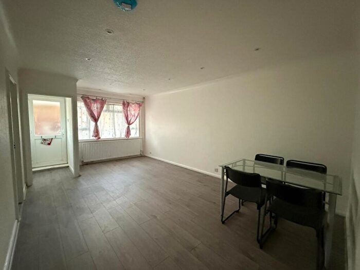 2 Bedroom Flat To Rent In Black Horse Parade High Road, Eastcote, Eastcote, Pinner, Middlesex, HA5