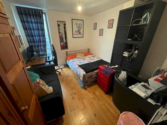 3 Bedroom Flat To Rent In Landor Road, London, SW9