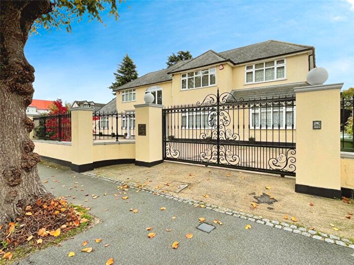 6 Bedroom House For Sale In Woodlands Avenue, Hornchurch, RM11