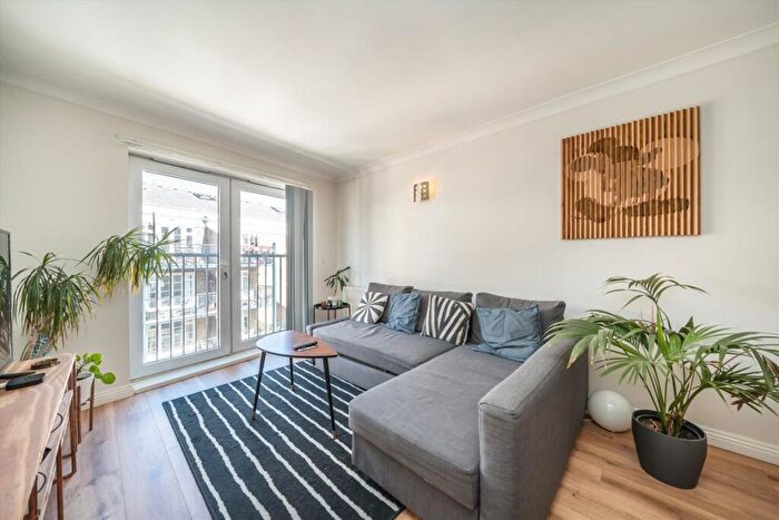 2 Bedroom Flat For Sale In Lamb Court, Limehouse, E14