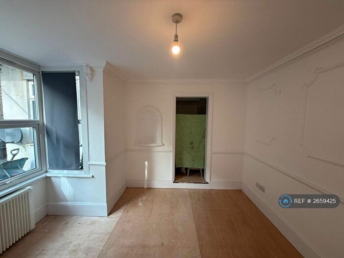Studio To Rent In Eastern Road, Romford, RM1