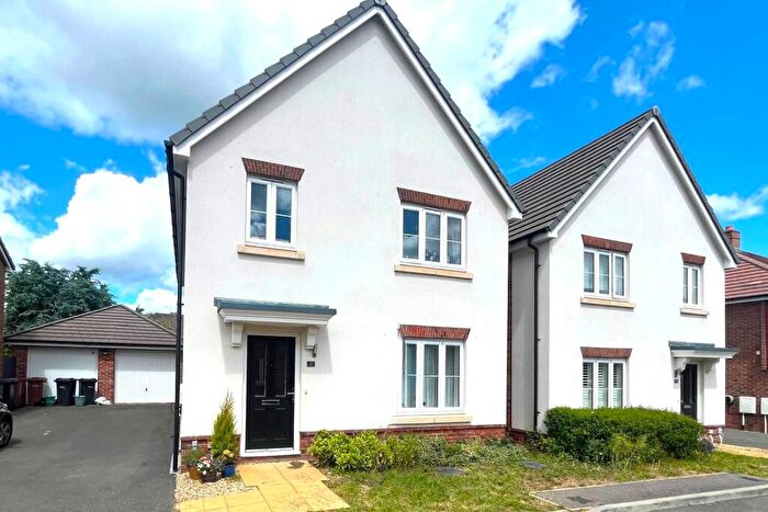 4 Bedroom Detached House For Sale In Bartlett Avenue, Badshot Lea, Farnham, Surrey, GU9