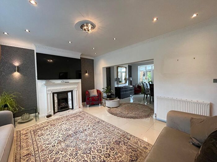 4 Bedroom Semi-Detached House To Rent In Northiam, London, N12