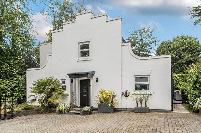 3 Bedroom Detached House For Sale In Villa Gardens, High Street, Flitwick, Bedfordshire, MK45