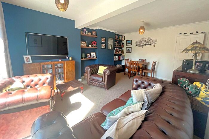 2 Bedroom Bungalow For Sale In Kings Avenue, Tongham, Surrey, GU10