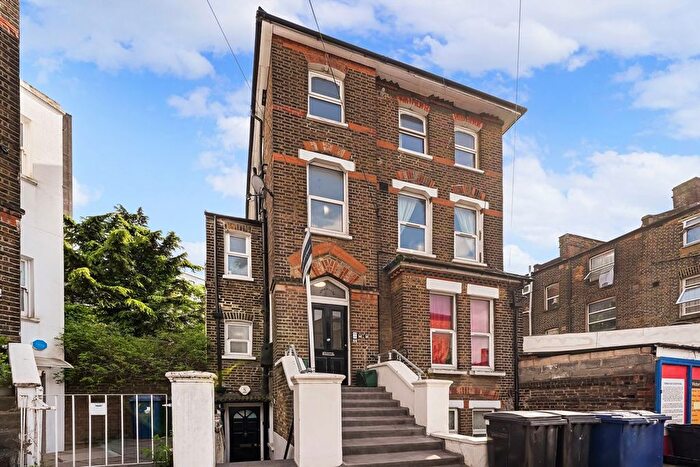 2 Bedroom Flat To Rent In York Road, Acton, W3