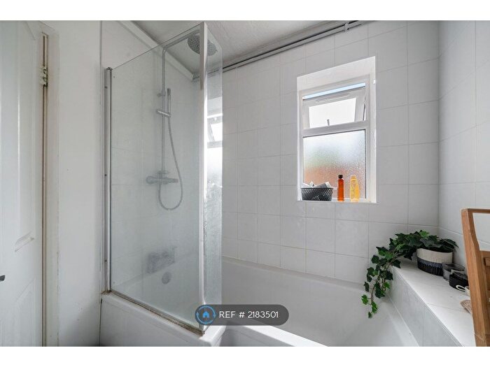1 Bedroom Flat To Rent In Leathwell Road, London, SE8