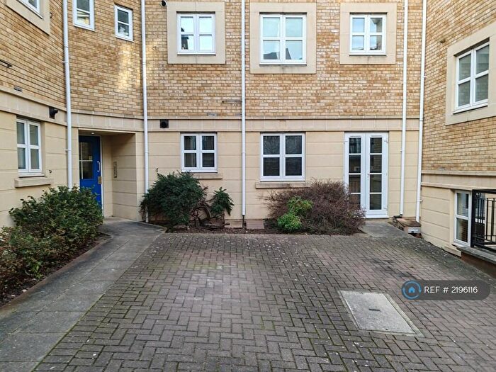 2 Bedroom Flat To Rent In Kingfisher Drive, Greenhithe, DA9