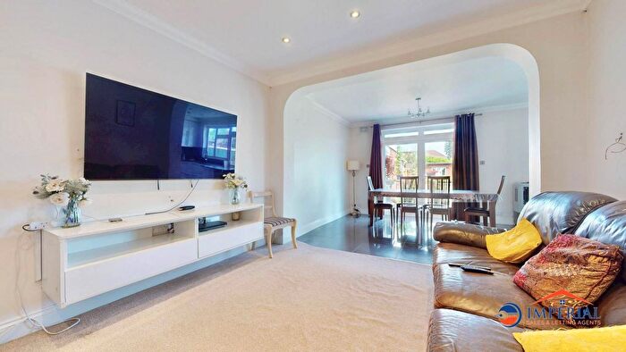 4 Bedroom Semi-Detached House To Rent In Burns Way, Hounslow, TW5