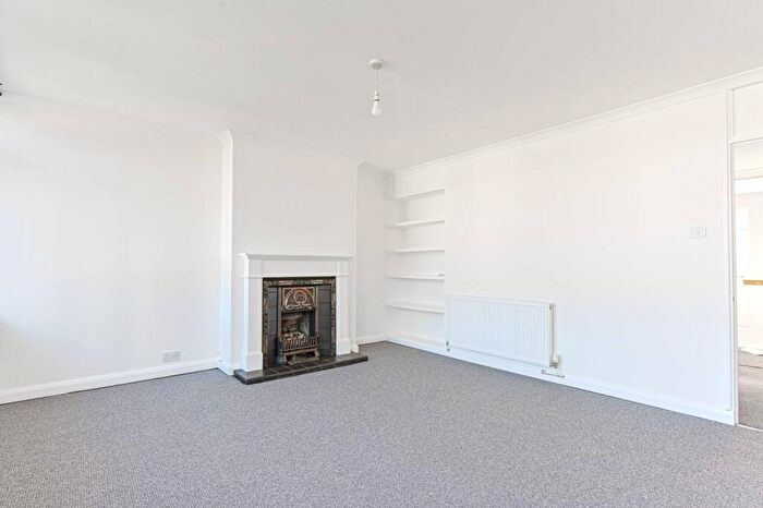3 Bedroom Maisonette To Rent In Martindale House, Poplar, E14