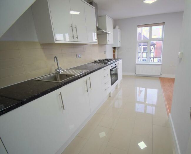 2 Bedroom Flat To Rent In High Road, Loughton, Essex, IG10