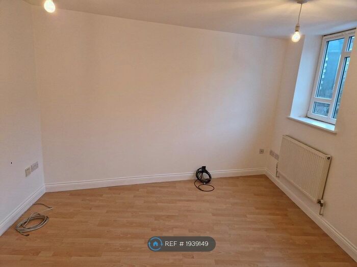 2 Bedroom Flat To Rent In St. James Place, Bristol, BS1
