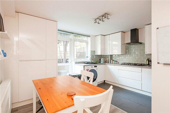 2 Bedroom Flat For Sale In Fawcett Close, London, SW11