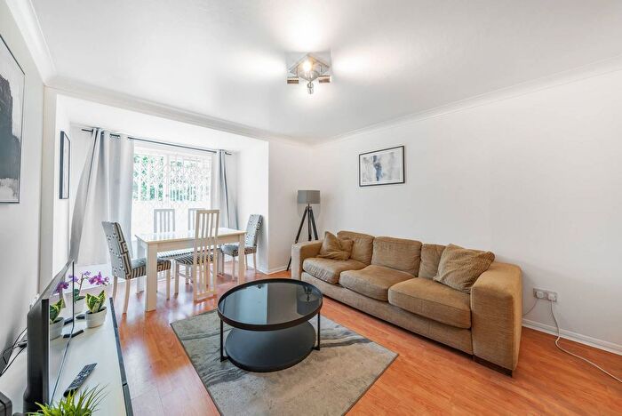 2 Bedroom Flat To Rent In Chaucer Drive, Bermondsey, London, SE1