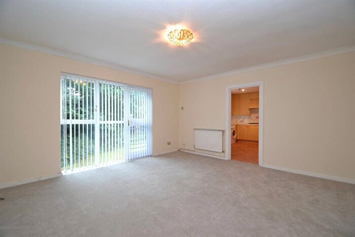 2 Bedroom Flat To Rent In Broadhurst Avenue, Edgware, Greater London, HA8