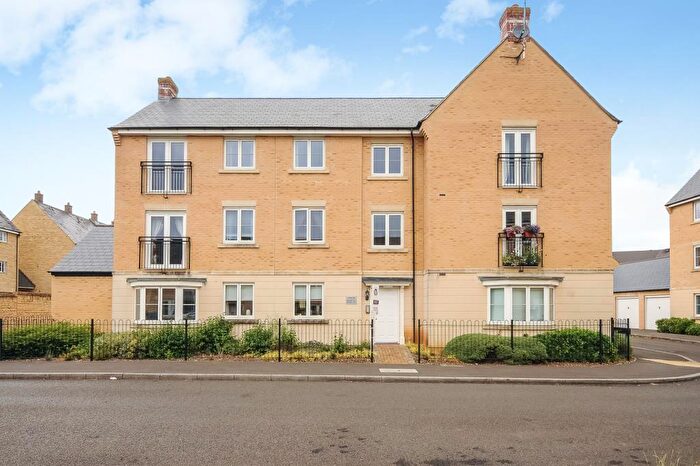 2 Bedroom Flat To Rent In Sorrel Way, Carterton, OX18