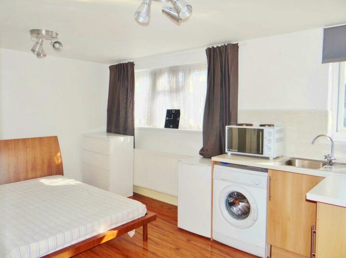 Flat To Rent In Powis Gardens, Golders Green, NW11