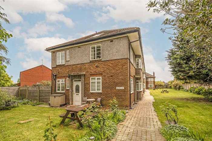 3 Bedroom Flat To Rent In Kingston Close, Teddington, TW11