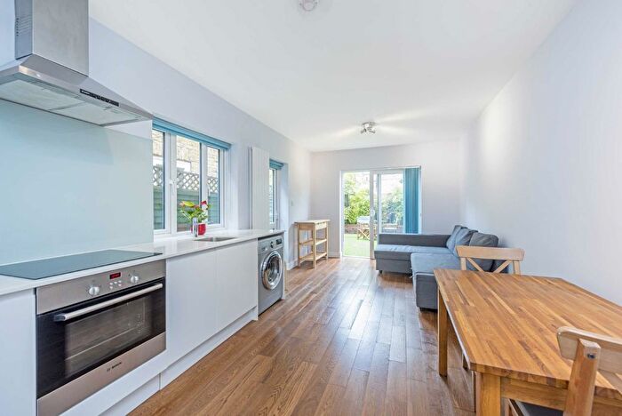 2 Bedroom Flat To Rent In Townmead Road, Fulham, London, SW6