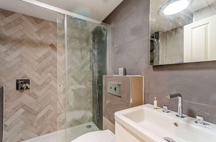 3 Bedroom Flat To Rent In Chestnut Road, Raynes Park, London, SW20