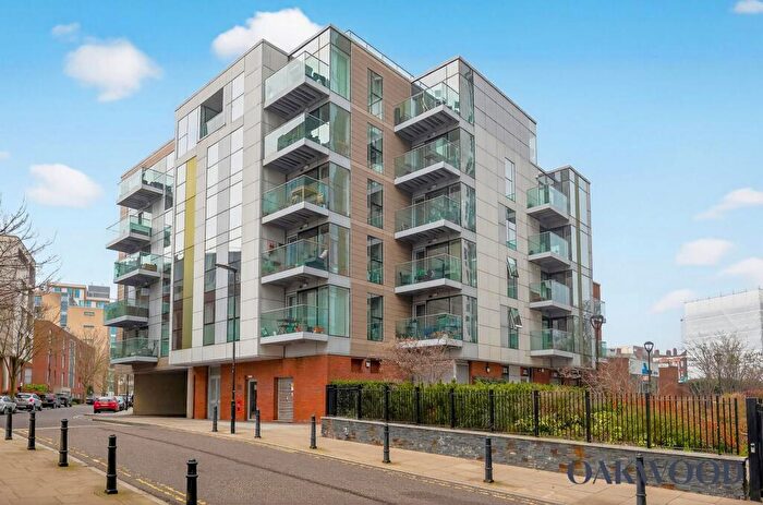 2 Bedroom Flat For Sale In Parkway Apartments, Goodchild Road, N4