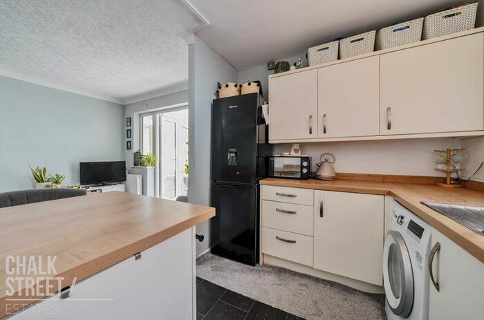 2 Bedroom Semi-Detached Bungalow For Sale In Arterial Avenue, Rainham, RM13